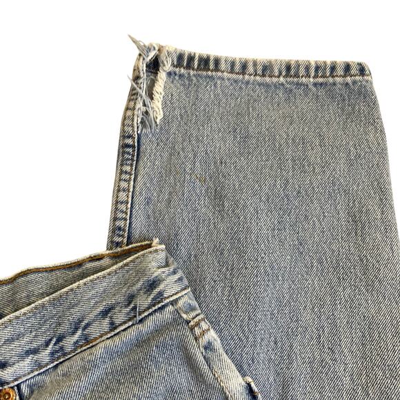 Lenny Upcycled Vintage Levi’s Jeans Light Wash Distressed Ripped Mom Jeans - Picture 16 of 16